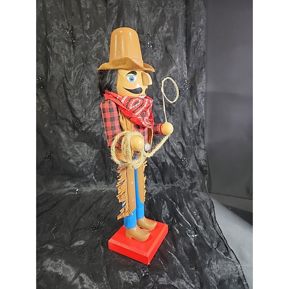 nut cracker of the west ,cowboy with his rope - Picture 3 of 9